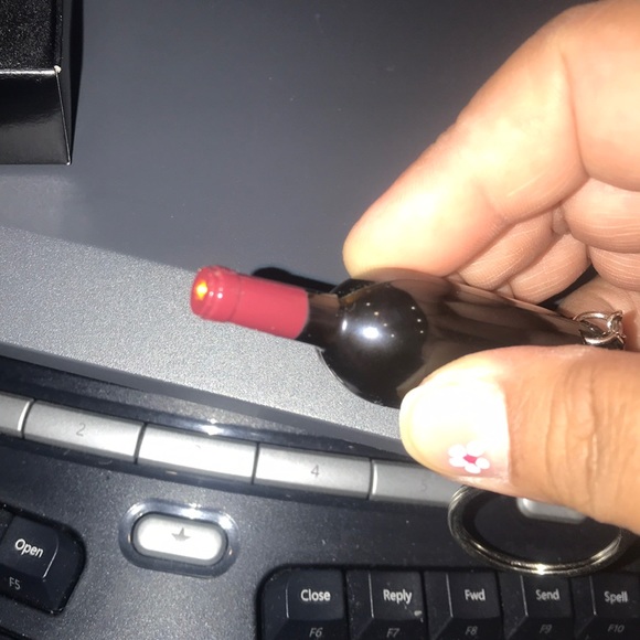 NWT Laetitia Bottle of Wine Keychain w/Light - Picture 5 of 10